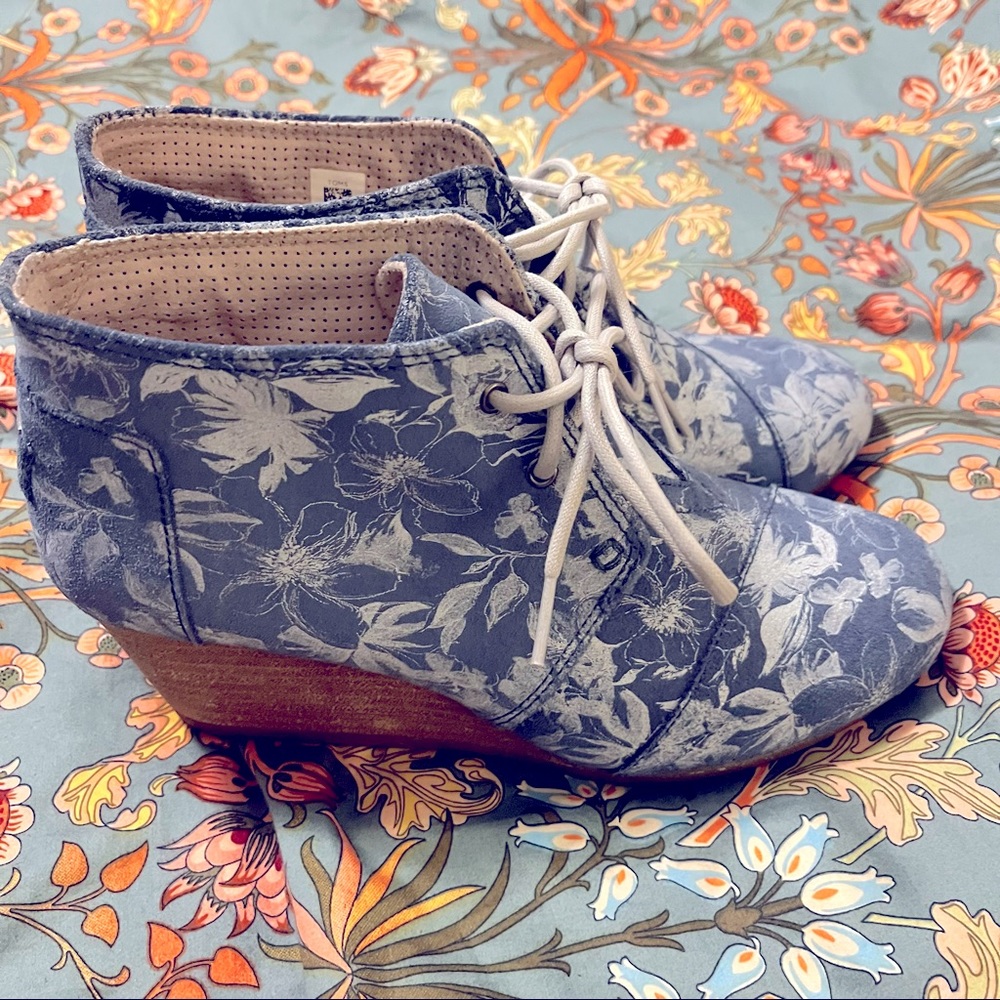 Tom’s Wedge Bootie Shimmer Floral Size 8.5 EUC Blue Spring Women’s Shoes